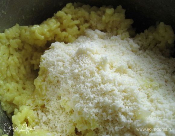 Добавить к почти остывшему рису сливочное масло, тертый сыр, яйцо, соль. Перемешать.