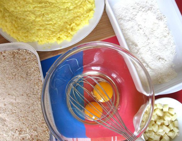 Рис с добавками  положить на большую тарелку. Вам понадобиться много места на столе или другой рабочей поверхности. Приготовить отдельные миски с мукой, сухарями, яйцами (2 штуки).