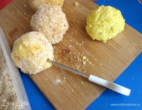 Теперь тот шаг, о котором говорилось в фильме. Протыкаем палочкой аранчини до середины, чтобы был доступ  масла (фритюра) к начинке, это поможет  ему соединиться с сыром и расплавить его. 