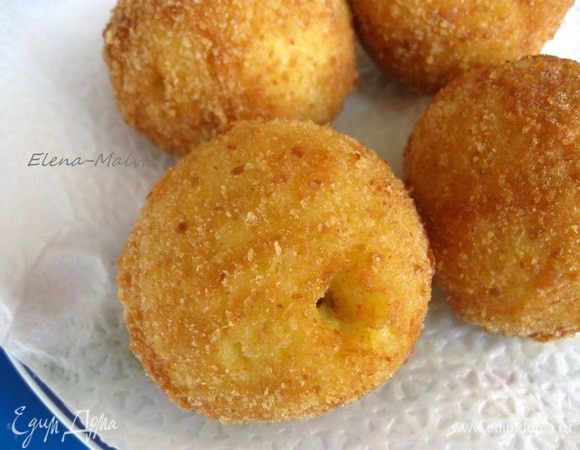 Поставить масло для фритюра на средний огонь, нагреть. Будьте аккуратны, кипящее масло! (у меня была кастрюля на 1.5 литра). Положить ( партиями)  аранчини в масло, убавить огонь до маленького. Во фритюре они должны находиться, пока корочка не станет золотистого цвета. Вынуть шумовкой. Положить на бумажное полотенце, чтобы избавить аранчини от излишков жира.
