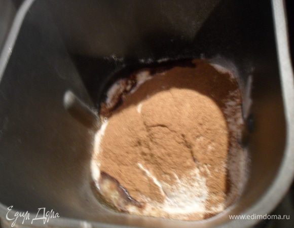 Закладываем в хлебопечку ингредиенты в такой последовательности: вода, растительное масло, сахар, соль, ржаная мука, пшеничная мука, разрыхлитель, дрожжи, солод.  