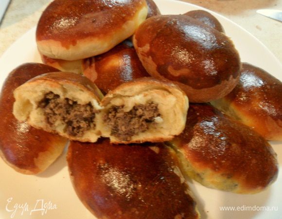 А можно с этой начинкой пирожки испечь, тесто приготовить в хлебопечке по рецепту Ириши http://www.edimdoma.ru/retsepty/71549-pirozhki-duhovye-s-tuntsom и пожалуйста, угощайтесь печенными. Приятного аппетита!