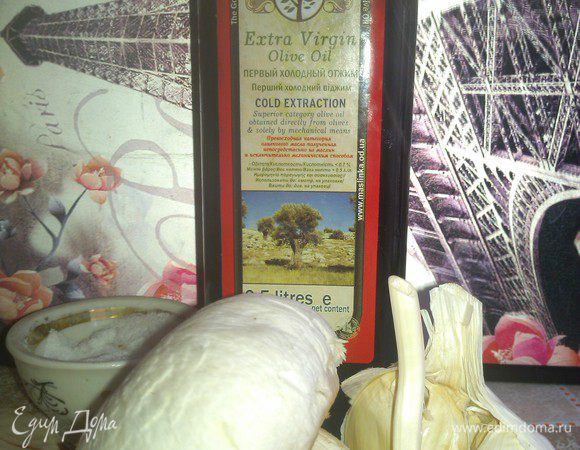 Итак, основное в блюде - это оливковое масло грибы шампиньоны и чеснок. Сначала очистим шляпки грибов от пленки. Картофель почистить и порезать крупными ломтями, среднюю картофелину на 6 частей примерно.