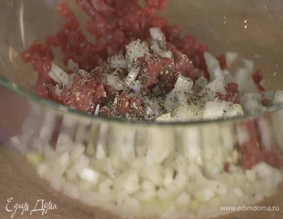 Фарш соединить с измельченным луком, посолить, поперчить и перемешать.