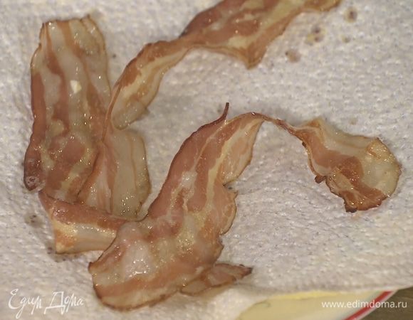 Разогреть сковороду-гриль, обжарить бекон с двух сторон до золотисто цвета, затем выложить на бумажное полотенце, чтобы удалить излишки жира.