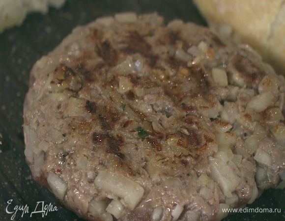 В сковороду, где жарился бекон, влить 1 ч. ложку оливкового масла и пожарить котлету с двух сторон до готовности.