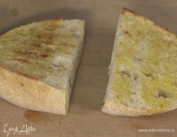 Хлеб сбрызнуть оставшимся оливковым маслом и обжаривать на сковороде, где жарилась котлета, до появления румяных полосок.