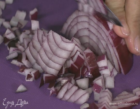 Красный лук почистить и порубить.