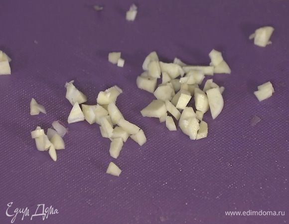 Чеснок почистить и мелко порезать.