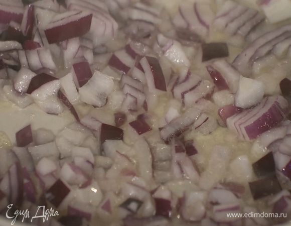 Приготовить дижонский соус: разогреть в отдельной сковороде оливковое масло, добавить красный лук, слегка обжарить, затем добавить чеснок, перемешать, всыпать мускатный орех и черный перец и обжарить все до прозрачности.