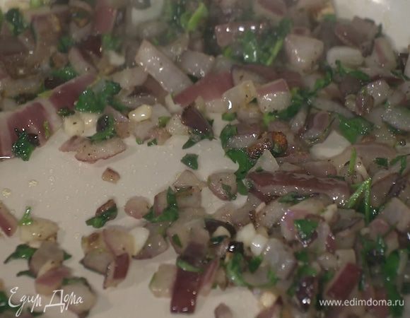 Листья тархуна и петрушки мелко порубить, добавить в сковороду с луком, перемешать и немного обжарить.
