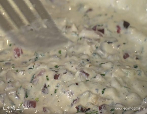 Добавить горчицу, все перемешать, влить сливки, довести до кипения и снять сковороду с огня.