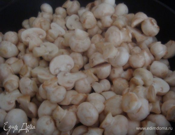 Шампиньоны помойте, почистите. 