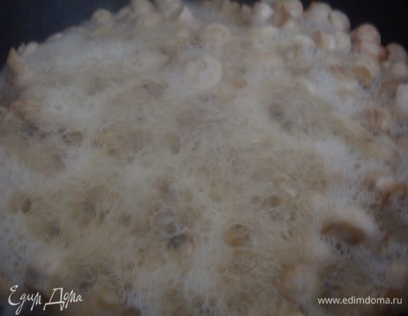 Грибы пожарьте на сковороде, пока не выпарится вода. Затем грибы посолите и поперчите.