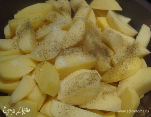 Картофель почистите, нарежьте крупными кусочками, посолите, поперчите.