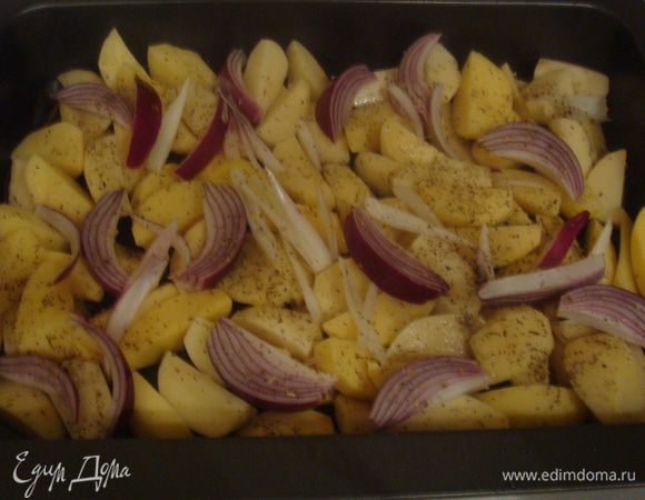 В противень выложите картошку и нарезанную луковицу. Запекайте в духовке до румяной корочки, периодически помешивая.