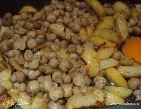 Когда картошка подрумянится, добавьте грибы, хорошо перемешайте. Посыпьте травами, если нужно, еще посолите.