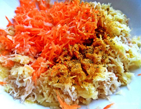 Мелко натереть в комбайне или на тёрке овощи, добавить приправы для картофеля или просто овощные.