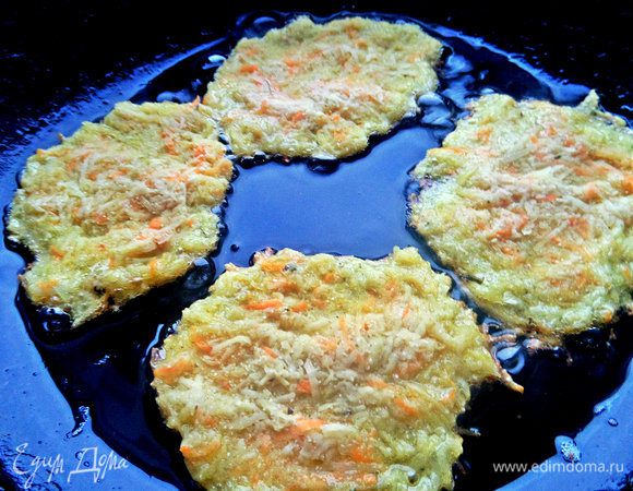 Переносим по ложке в сковороду с горячим маслом, разравниваем ложкой (мы любим тоненькие, хрустящие!), жарим с двух сторон.