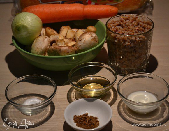 Гречку сварить и дать ей остыть. Грибы помыть, нарезать. Лук почистить, нарезать. Морковь очистить, натереть. 