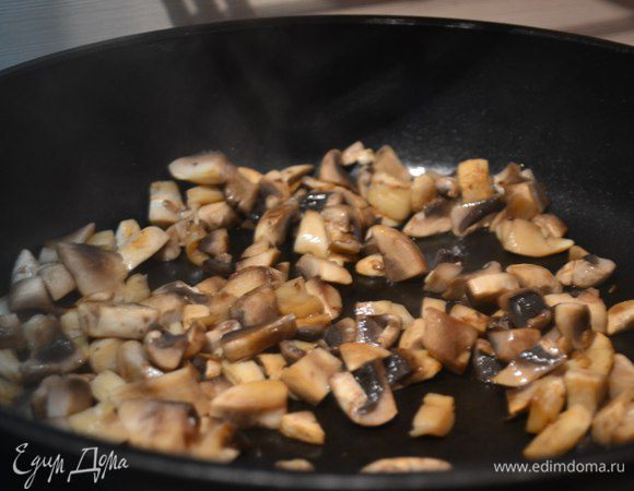 Грибы обжарить на разогретой без масла сковороде. Готовим пока вся жидкость не испарится. 