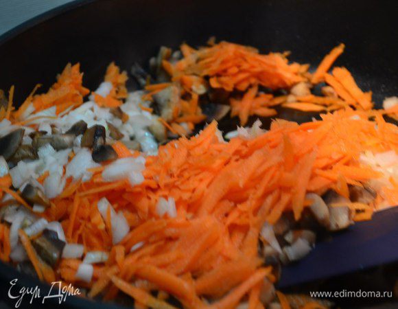 После добавим растительное масло, лук и морковь. Доводим до готовности. 