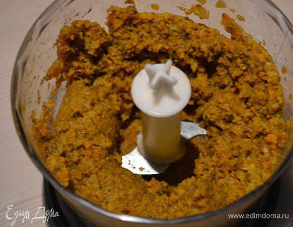 Помещаем в чашу блендера + соль, перец, кориандр и измельчаем.
 