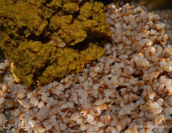 В миске смешать гречку и нашу массу.