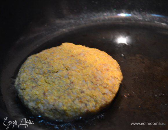 Развести крахмал в воде и добавить в миску. Слепить котлетку и обвалять в муке или панировочных сухарях (у меня сухари). И поджарить котлетку на разогретой сковороде с маслом до золотистого цвета с каждой стороны. 
