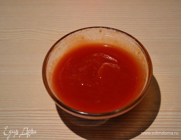 Второй соус. У меня томатная паста, разведенная водой.