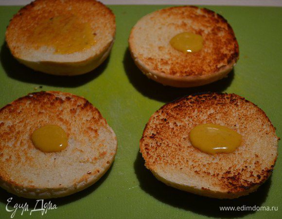 Лук нарезать кольцами, обжарить. 

Булочки разрезать пополам. Каждую половинку обжарить на сковороде без масла и смазать горчично-медовым соусом.
На нижнюю часть положить листья салата, на салат кладём котлетку. 