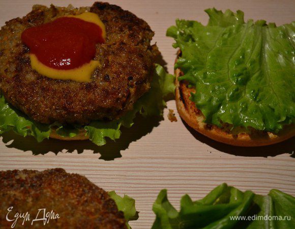 Затем котлету смазать горчичным и томатным соусами.