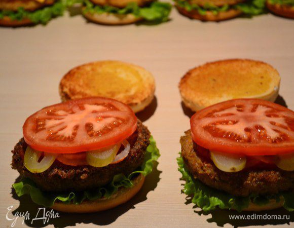 На котлету положить лук, солёные огурцы, помидор. 