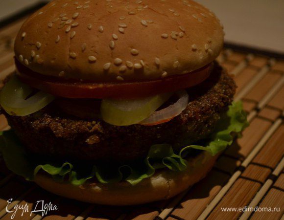 Накрыть верхней половинкой булочки.