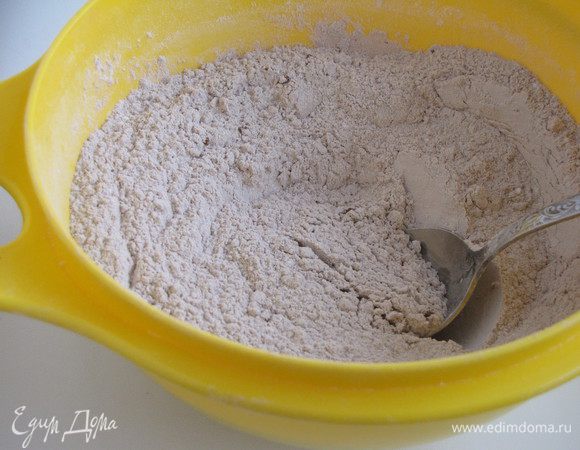 В большой миске смешать просеянную муку, разрыхлитель, сахарную пудру и какао.