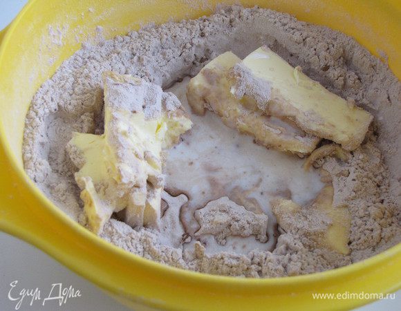 Затем добавить сливочное масло комнатной температуры и молоко. 