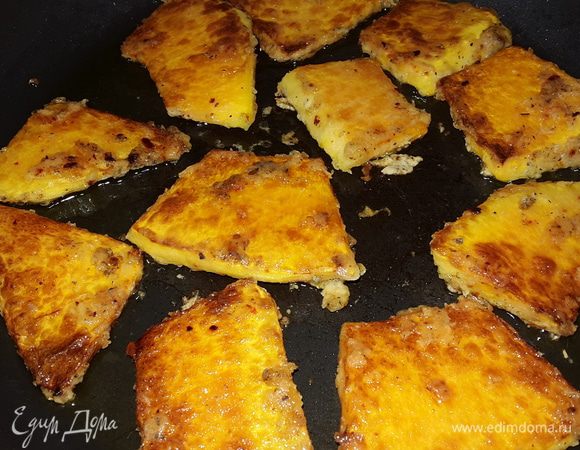 Когда тыква немного постоит, снова перемешиваем и обжариваем кусочки на оливковом масле с двух сторон до хрустящей золотистой корочки.