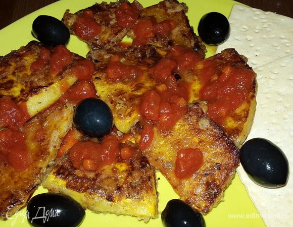 На тарелки выкладываем немного томатного соуса, затем кусочки тыквы, сверху ещё немного соуса и маслины. Наслаждаемся потрясающим вкусом!