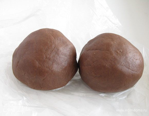 Замесить песочное тесто. Если тесто будет слишком рассыпчатым, то добавить еще немного молока. Тесто должно хорошо собираться в шар. Разделить тесто на две равные части и отправить в морозильную камеру минут на 30. 