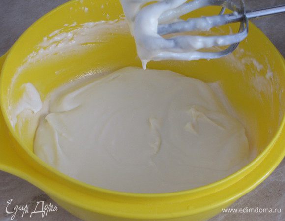 В это время займемся начинкой.  В миске смешать творог, рикотту, яичные желтки, сахарную пудру и крахмал. Хорошо взбить миксером.