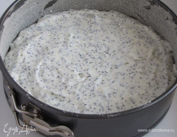 Затем равномерно распределить  половину творожной начинки.