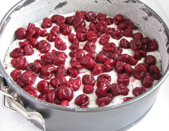 Размороженную вишню отжать от сока и распределить на творожную начинку.