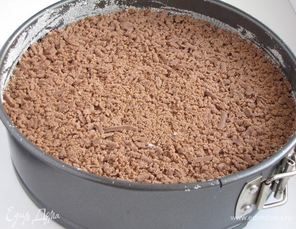 Выложить вторую часть натертого теста. Поставить в разогретую до 180С духовку на 40 минут. 