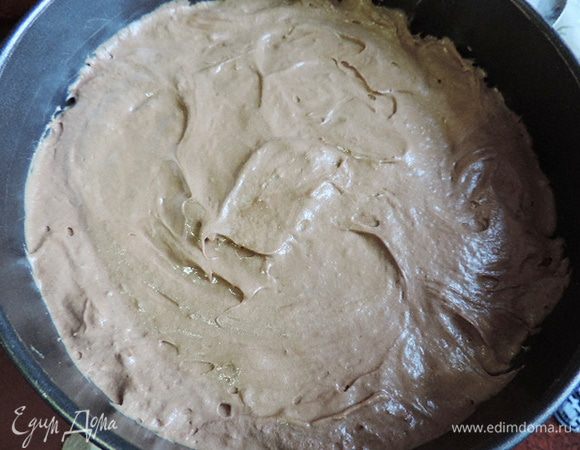 Заранее разогреваем духовку до 180 градусов.
Выкладываем тесто в форму, выстеленную бумагой для выпечки. Теперь о диаметре: хотите 4 коржа, берите форму 18 см, 3 коржа - 20 см, 2 коржа - 22 см.
Время выпечки будет немного отличатся для форм с разным диаметром: чем больше диаметр формы, тем меньше время выпечки.
У меня бисквит выпекался в форме 20 см, примерно 30 минут при 180 градусах, затем я увеличила температуру до 200 градусов  и выпекала еще 10 минут.
Готовность бисквита проверяем деревянной палочкой, из готового бисквита она выходит сухой.