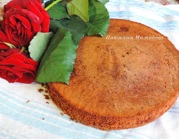 Разрезать его лучше полностью остывшим, хотя я умудрилась разрезать еще теплый бисквит)