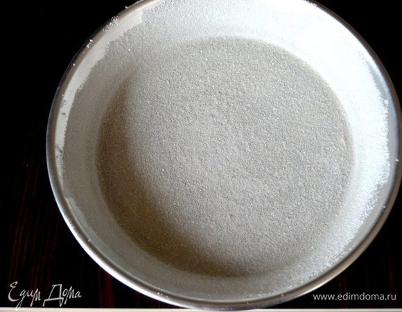 Как только решите печь пирог, включите разогреваться духовку на 180°C.
Форму для выпечки (по рецепту со съемными бортиками, у меня стандартная форма для яблочного пирога) обильно смазать сливочным маслом и присыпать сахаром (2 ст.л.)