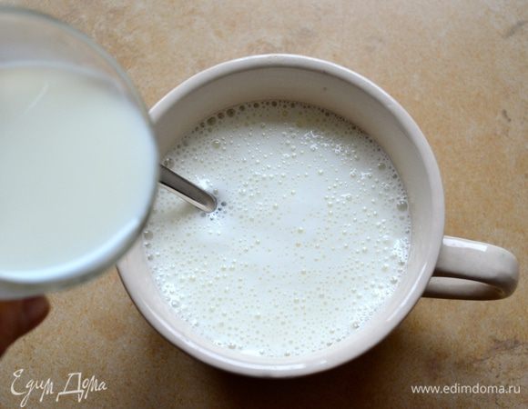 Разрыхлитель растворить в молоке. Лучше добавлять молоко частями, размешивая, чтобы не было комочков! Использовать емкость побольше - разрыхлитель с молоком будет "расти"! 