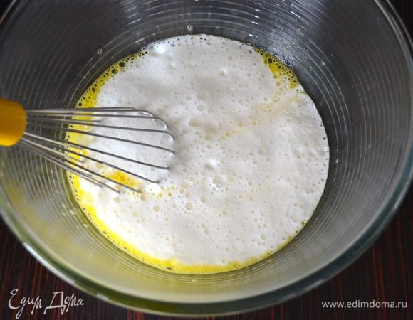 В отдельной миске слегка взбить яйца и добавить к ним молоко с разрыхлителем.