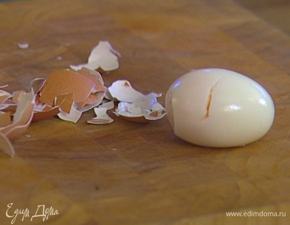 Яйцо отварить, затем почистить и отделить белок от желтка.
