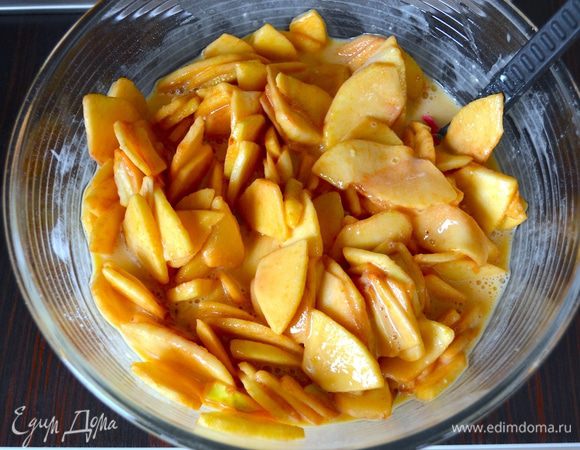 Выложить яблоки и осторожно все еще раз перемешать.